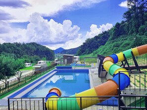 季節性室外泳池；13:00 至 18:00 開放；泳池傘