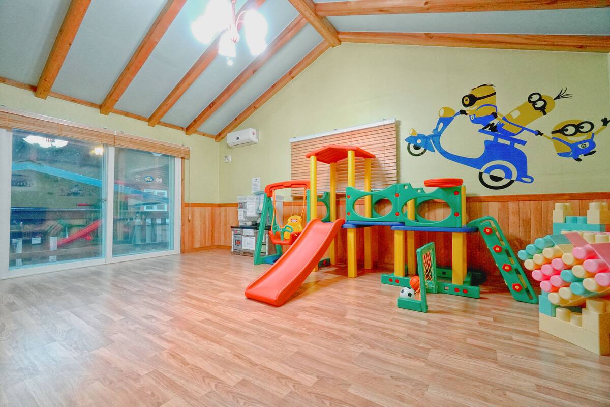 Kids Room | Desk, WiFi (free)