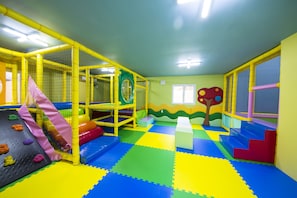 Zona de jocs infantil: coberta