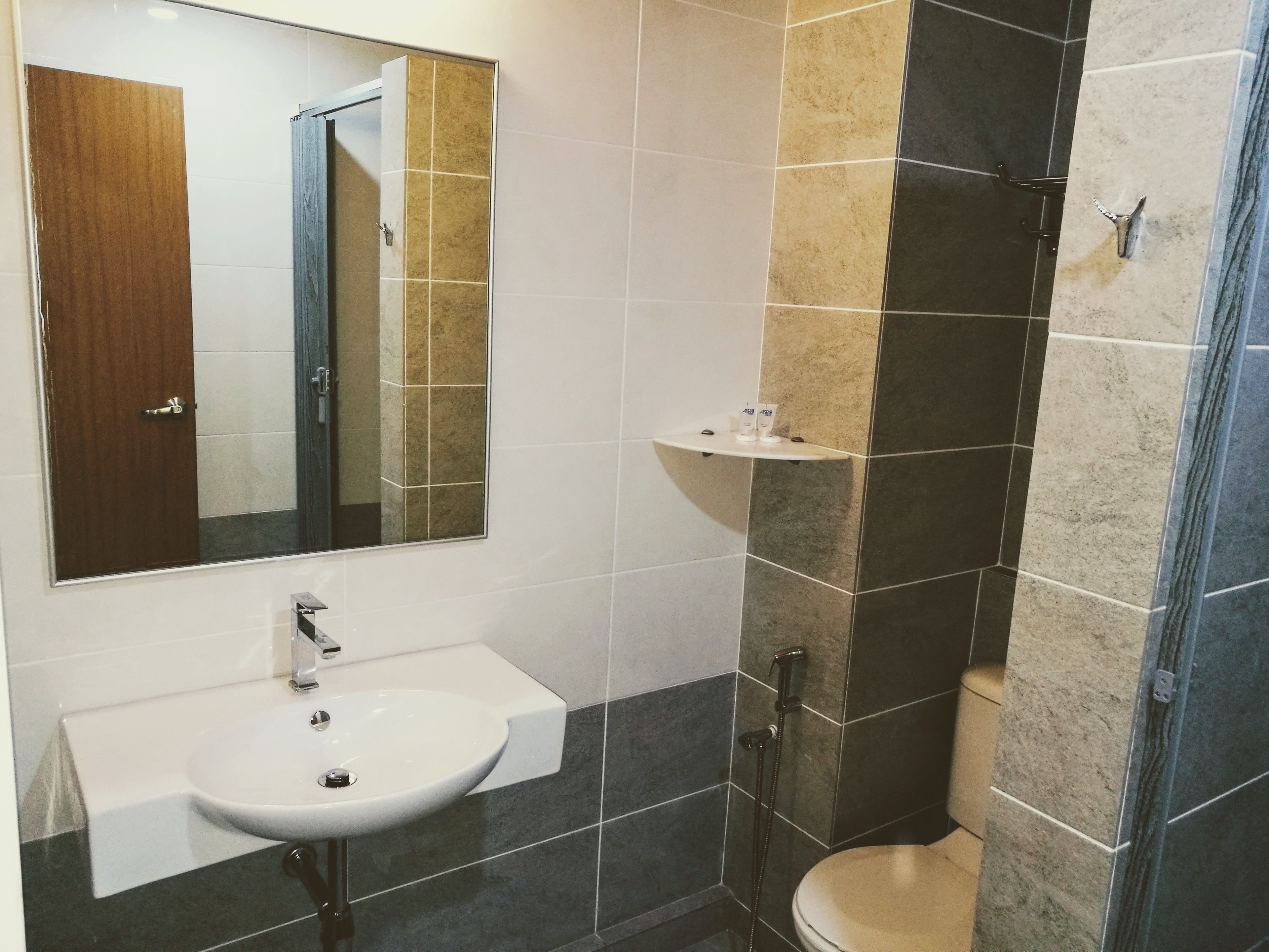 shower, free toiletries, towels