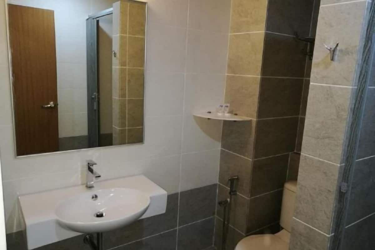 Bathroom | Shower, free toiletries, towels