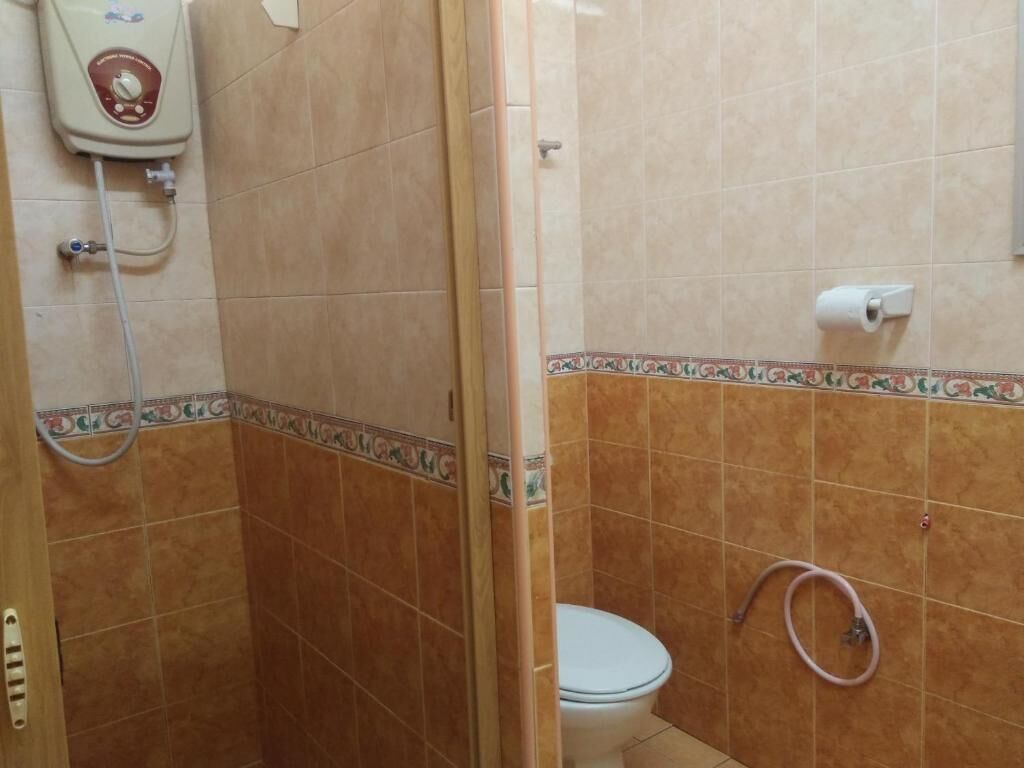 shower, free toiletries, towels