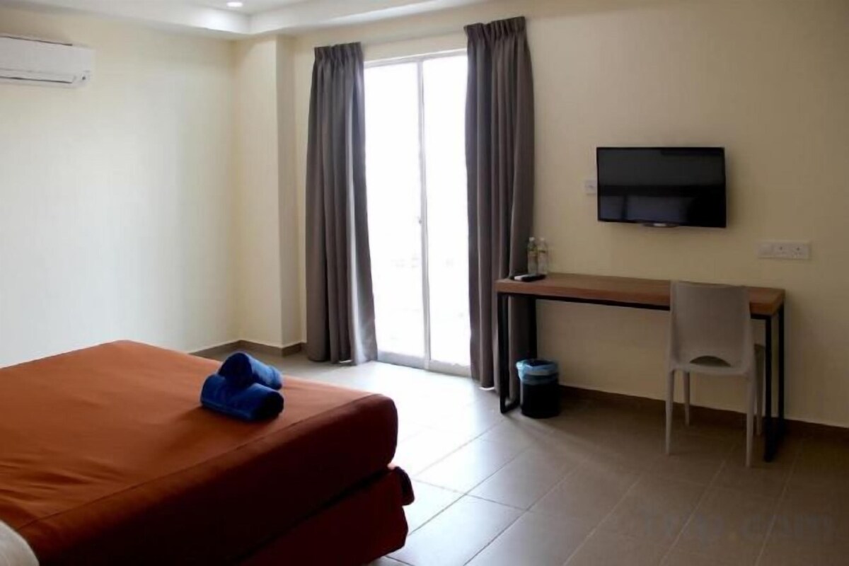 Premium bedding, desk, blackout drapes, soundproofing