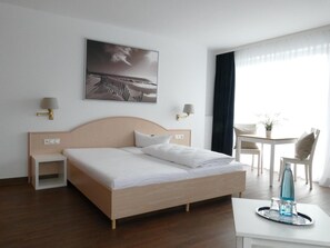 Een kluis op de kamer, een bureau, verduisterende gordijnen