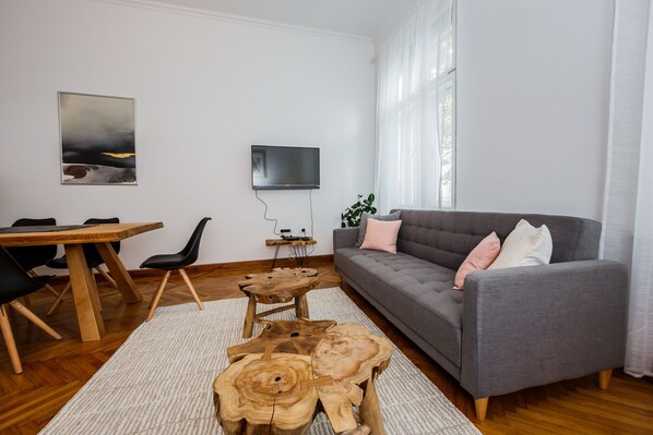 Apartment, 5 Bedrooms | 5 bedrooms, iron/ironing board, free WiFi, bed sheets