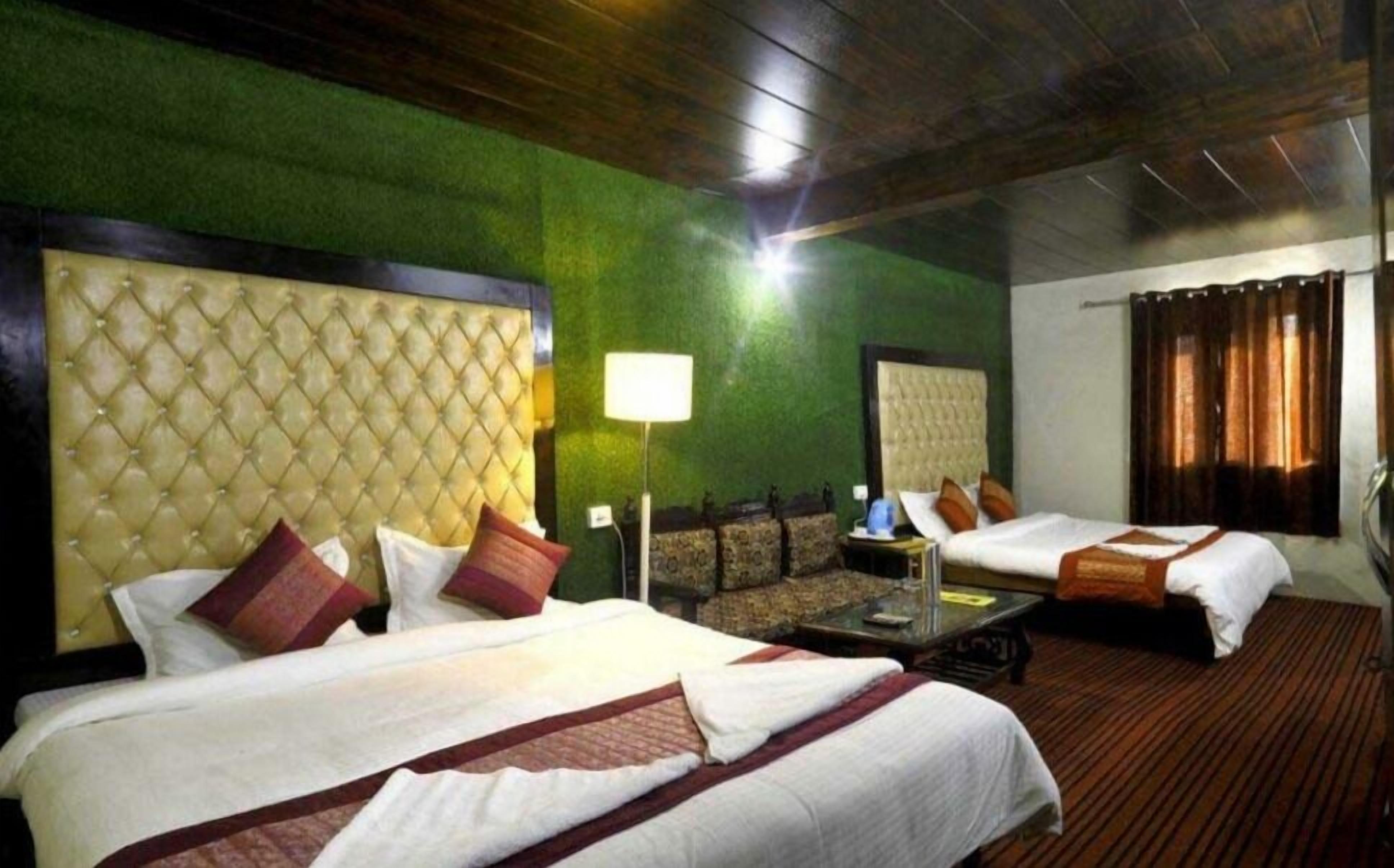 Suite | Desk, free WiFi, bed sheets