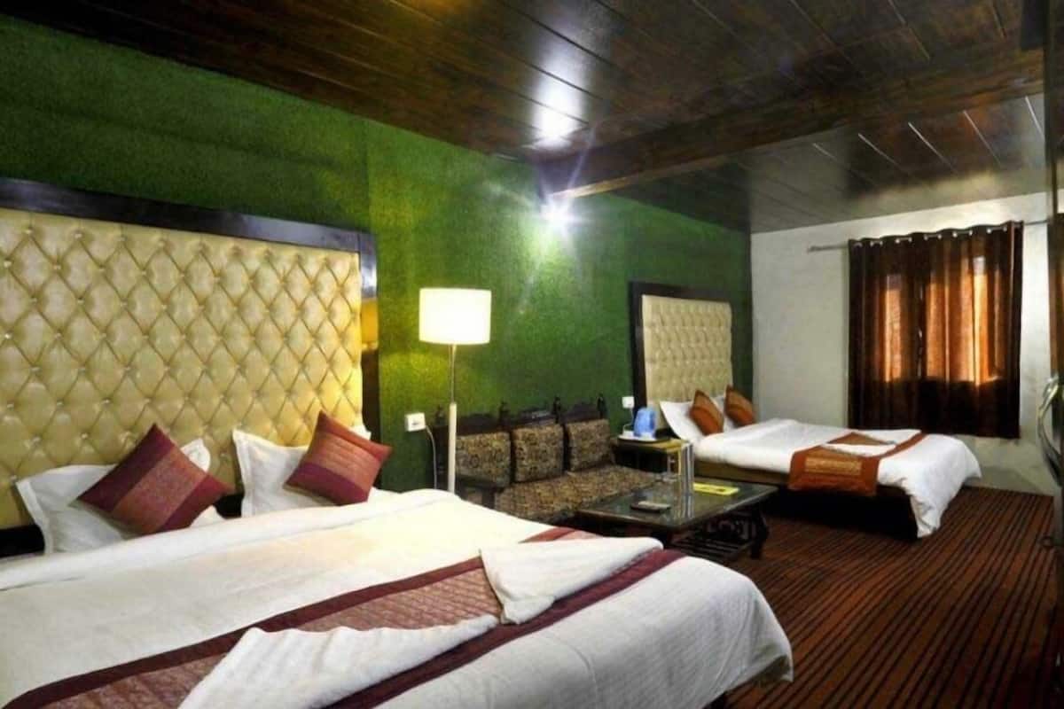 Suite | Desk, free WiFi, bed sheets