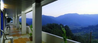 Hotel Kausani Retreat