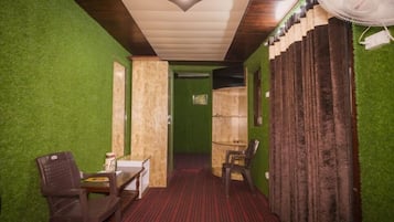 Escritorio, wifi gratis y ropa de cama