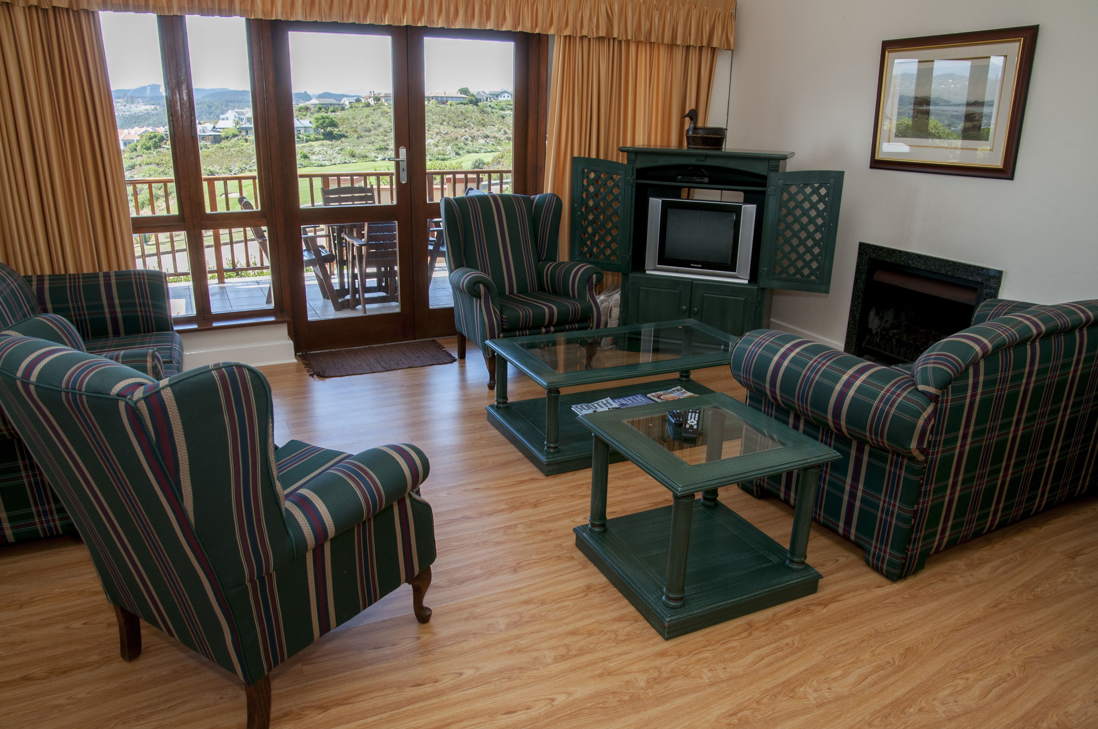 經典聯排別墅, 多張床, 非吸煙房, 高球場景觀 | 起居區 | 平面電視、壁爐