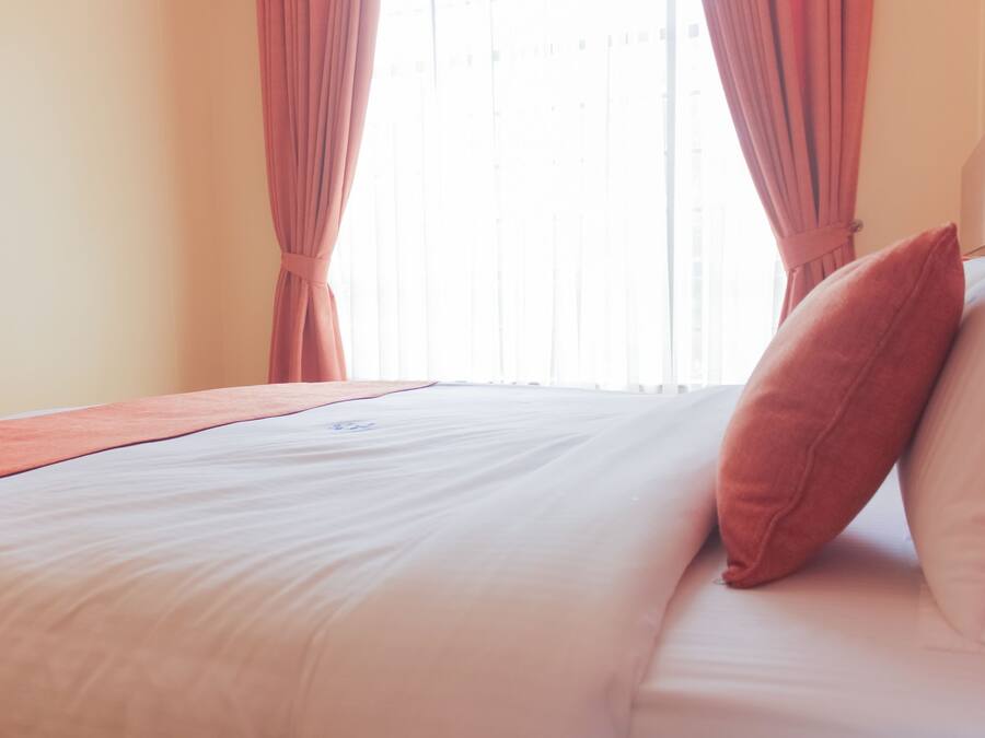 Habitación Deluxe | Sábanas de algodón egipcio, ropa de cama de alta calidad y escritorio