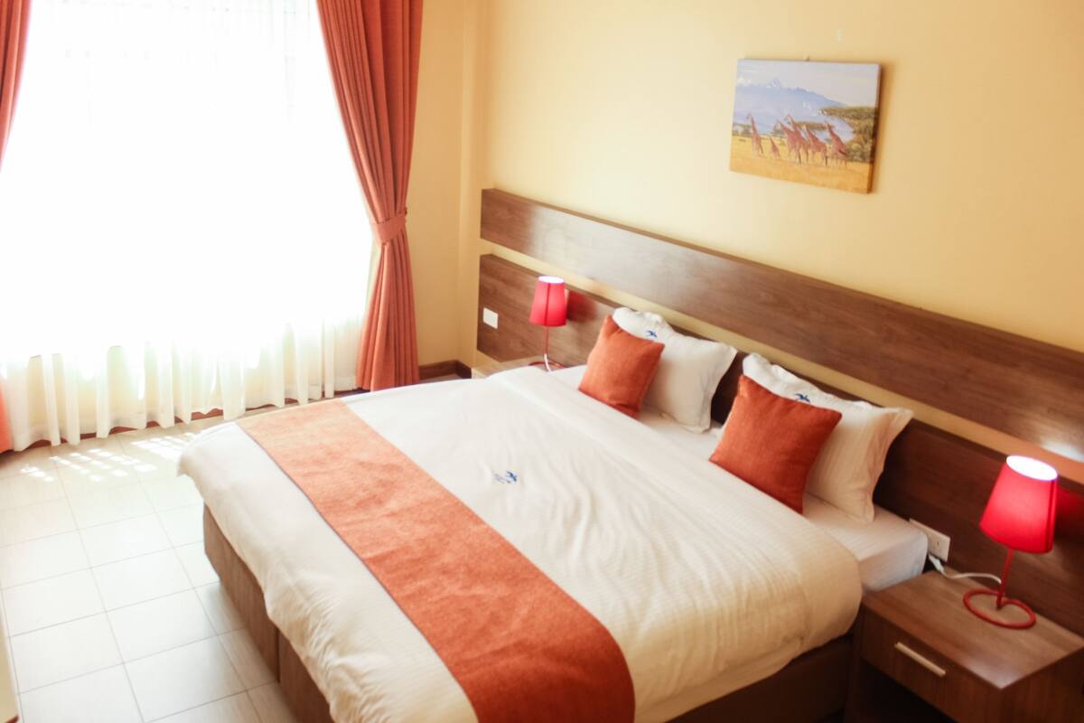 Egyptian cotton sheets, premium bedding, desk, free WiFi
