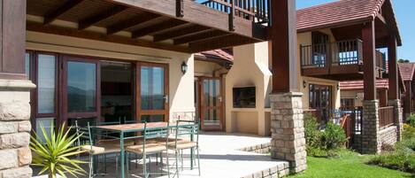 Comfort Townhome, Multiple Beds, Non Smoking, Golf View | Terrace/patio