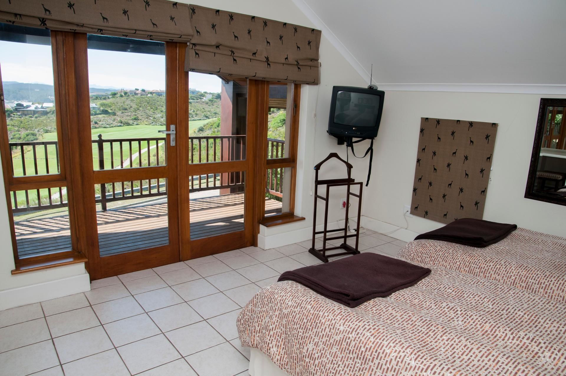 Comfort Townhome, Multiple Beds, Non Smoking, Golf View | 4 bedrooms, iron/ironing board, cribs (free), WiFi (surcharge)