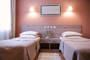 スタンダード ダブルまたはツインルーム 禁煙 | 低刺激性寝具、デスク、防音設備、アイロン / アイロン台