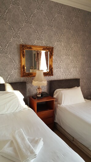 Twin Room | Bed sheets - Seaward Hotel (Weston-super-Mare)