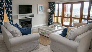 Townhouse Comfort, Beberapa Tempat Tidur, Bebas Asap Rokok, pemandangan lapangan golf | Area keluarga | TV layar datar dan perapian