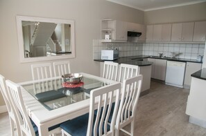 Comfort Townhome, Multiple Beds, Non Smoking, Golf View | In-room dining - Villa 8 (Knysna)