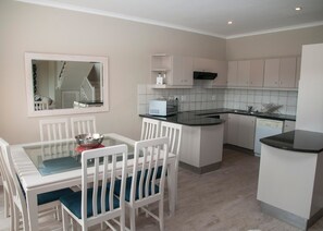 Comfort Townhome, Multiple Beds, Non Smoking, Golf View | Private kitchen