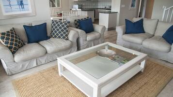 Comfort Townhome, Berbilang Katil, Non Smoking, Golf View | Ruang tamu | TV skrin rata, pendiangan