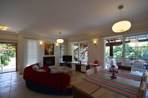Villa | Soggiorno | TV LCD, caminetto, lettore DVD