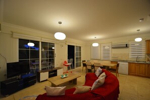 Villa | Wohnzimmer | LCD-Fernseher, Kamin, DVD-Player