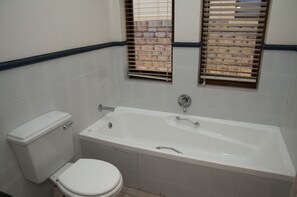 Classic Villa, Multiple Beds, Non Smoking, Golf View | Bathroom
