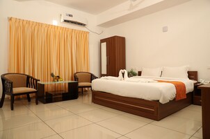 Executive Room, 1 Queen Bed, Non Smoking | Rollaway beds