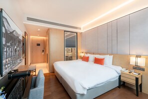 Minibar, in-room safe, desk, laptop workspace - Victoria Garden Hotel (George Town)