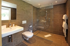 Deep soaking tub, towels
