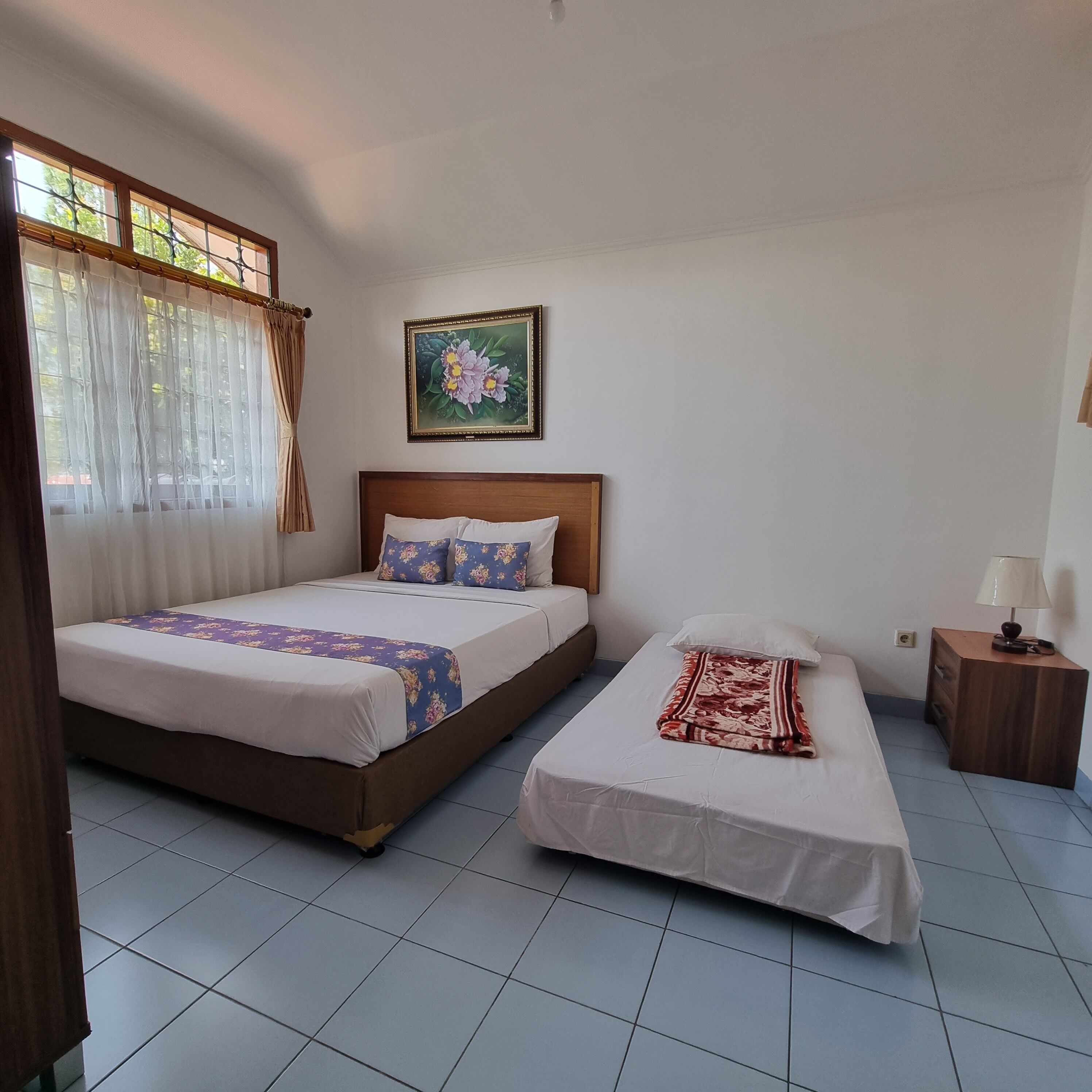 Rollaway beds, free WiFi, bed sheets