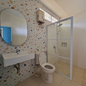 Een douche, handdoeken