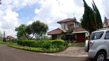 Vista frontal de la propiedad