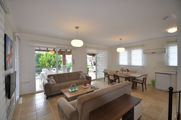 Villa | Vardagsrum | LCD-tv och dvd-spelare