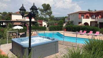 Bain à remous extérieur