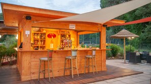2 bars/lounges, poolside bar