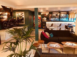 2 bars/lounges, poolside bar