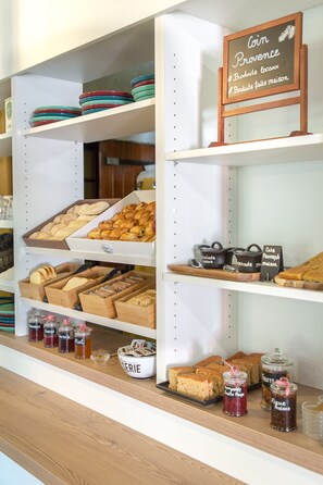 Daily buffet breakfast for a fee - Les Pins Blancs de Provence (Le Muy)