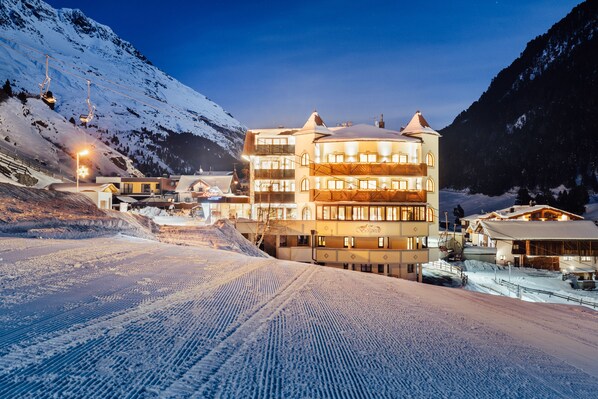 Front of property - evening/night - Hotel Venter Bergwelt (Soelden)
