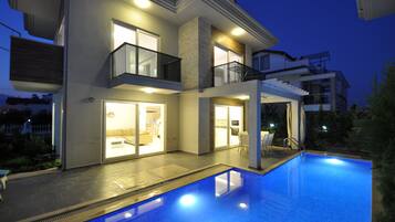 Bagian depan properti - sore/malam