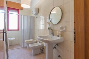 House, 2 Bedrooms | Bathroom | Shower, towels - Casa Gaia PP (Porto Cesareo)