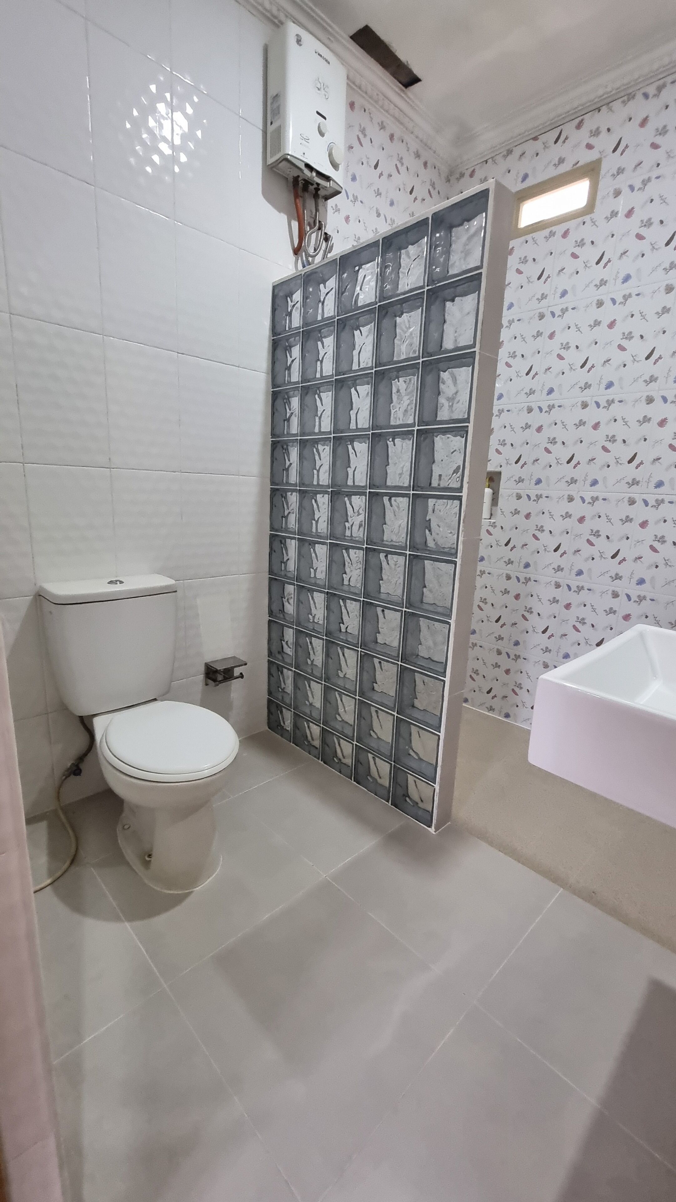 Un bany amb vàter, plat de dutxa i rentamig.