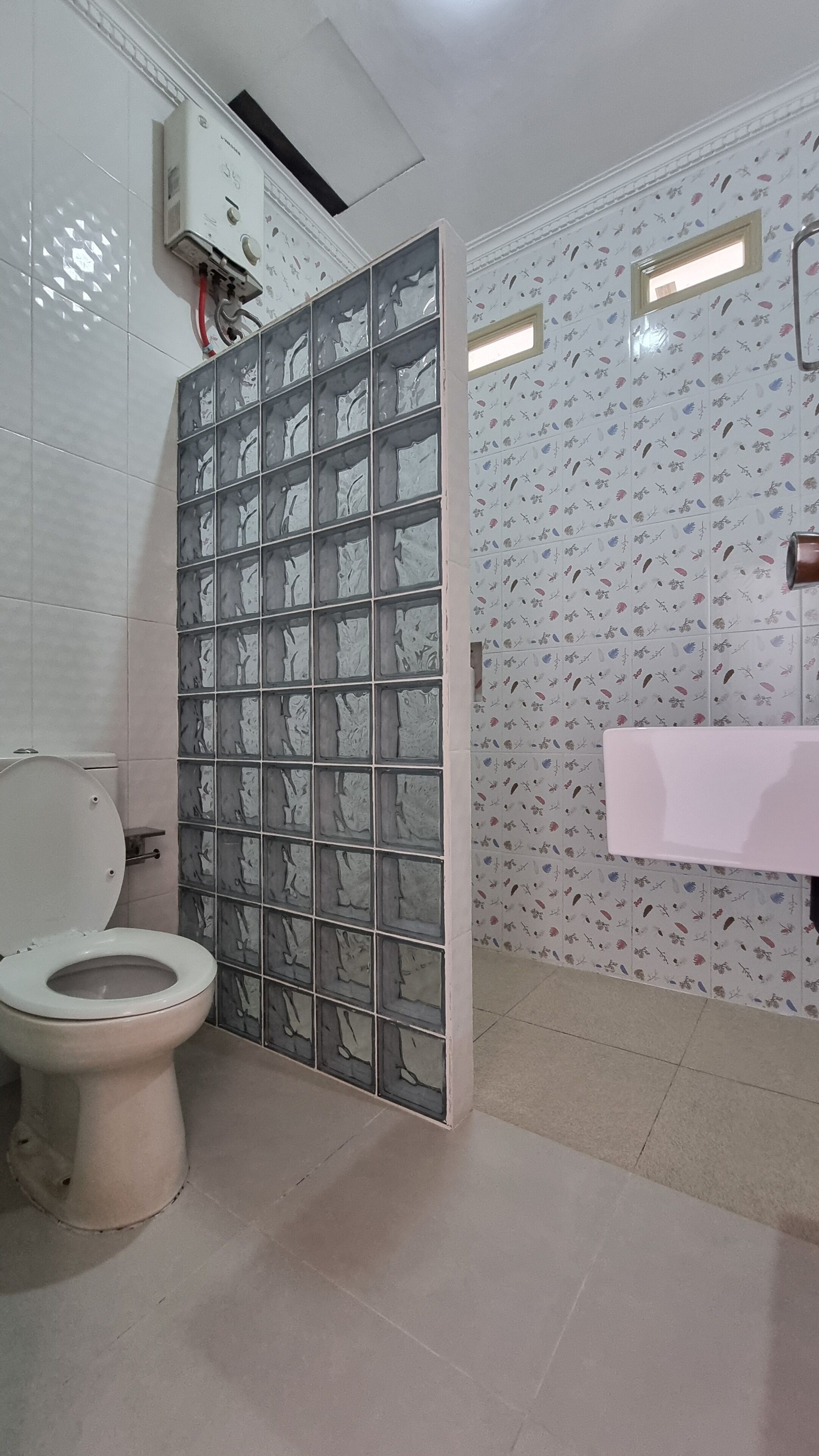 Ein Badezimmer mit Toilette, Duschkabine und Waschbecken.