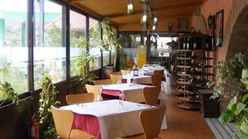 Breakfast, dinner and brunch served