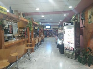 Bar (trong khuôn viên)