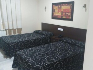 Habitación con 2 camas individuales | Wifi gratis y ropa de cama