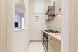 Refrigerador, horno, placa de cocina, utensilios de cocina