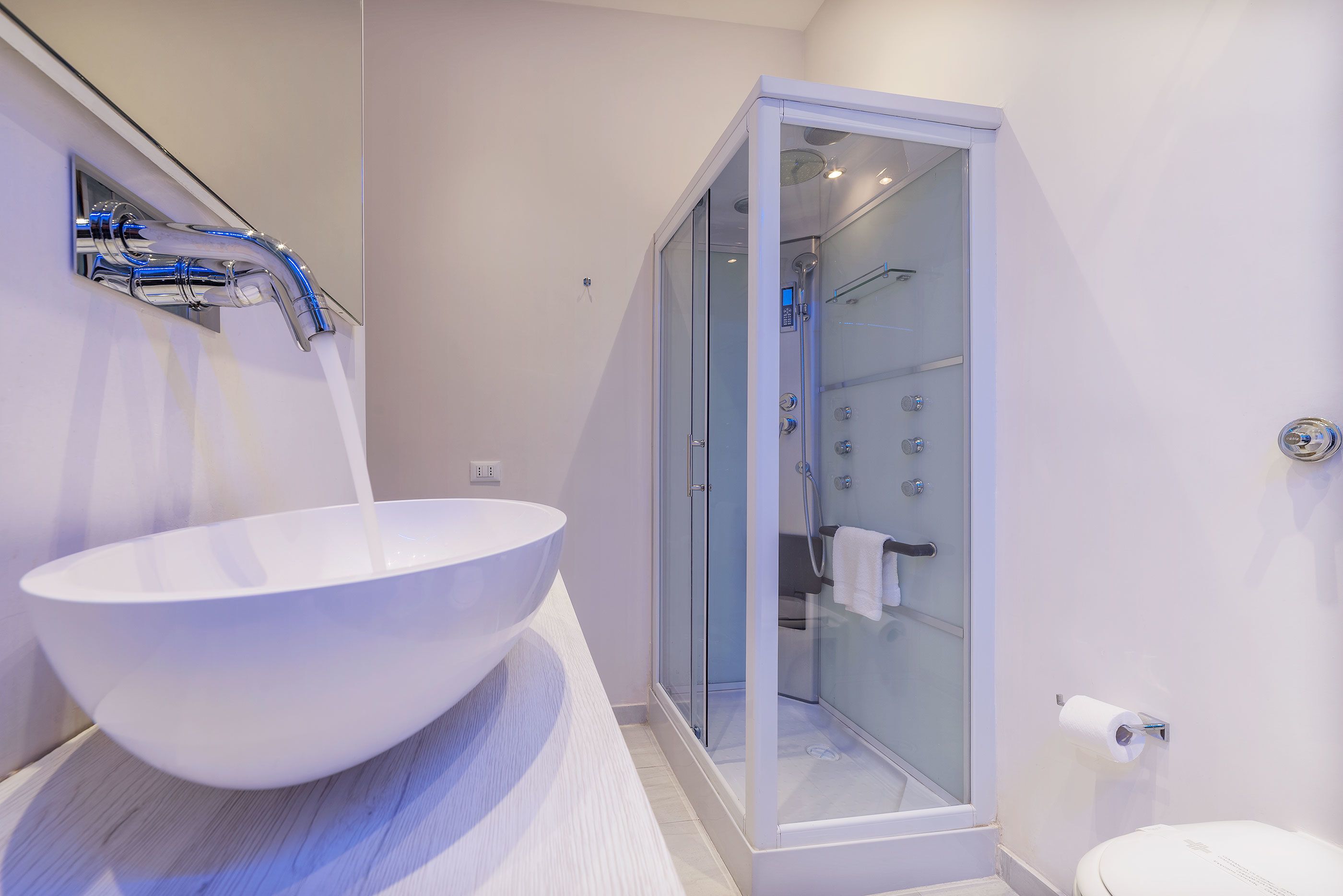 Apartament, 1 dormitori | Bany | Dutxa, capçal de dutxa tipus cascada, bidet i tovalloles 