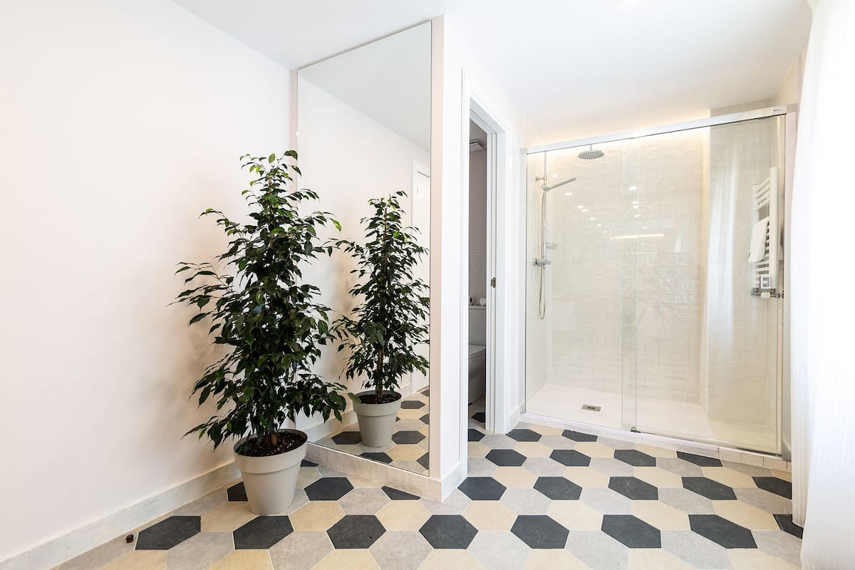 suite | bathroom | shower, free toiletries, hair dryer