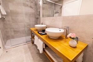 Dusche, kostenlose Toilettenartikel, Haartrockner